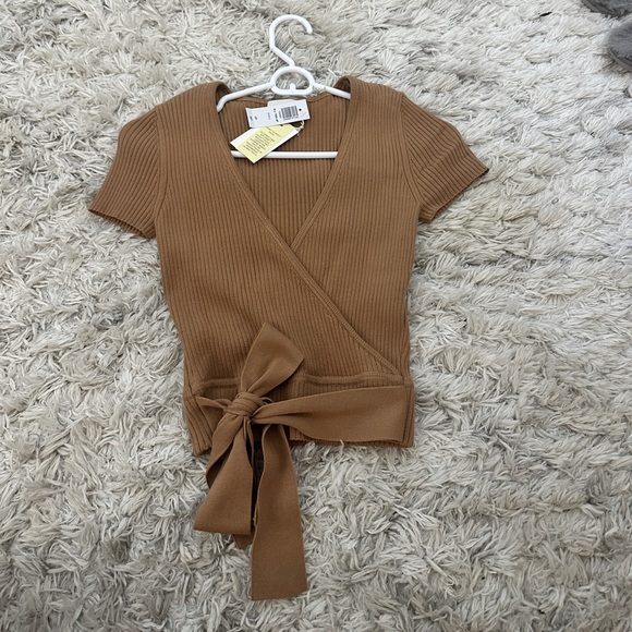 All Tied Up Aritzia Tee - Picture 5 of 6